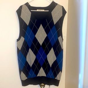 Old Navy Baby blue & navy argyle vest. Size Large.